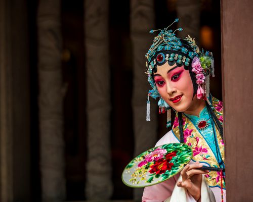 Free A vivid portrait of a Chinese opera artist in traditional attire with an ornate fan. Stock Photo