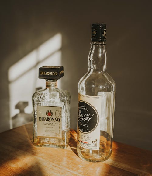 Fotobanka s bezplatnými fotkami na tému alkoholické nápoje, drevený povrch, fľaše