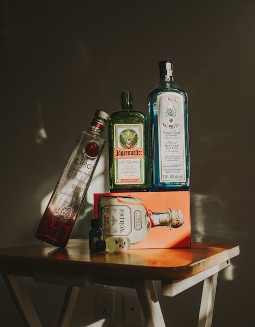 Fotobanka s bezplatnými fotkami na tému alkoholické nápoje, drevený stôl, fľaše