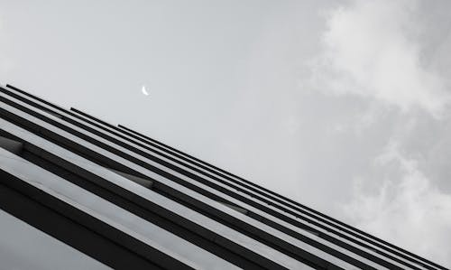 無料 灰色のコンクリートの建物のグレースケール写真 写真素材