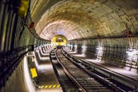 柏林地铁隧道中，火车驶来的戏剧性景观展示了现代基础设施