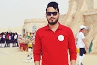 在突尼斯托泽尔，一名身穿红色衬衫、戴着太阳镜的男子参加了沙漠活动