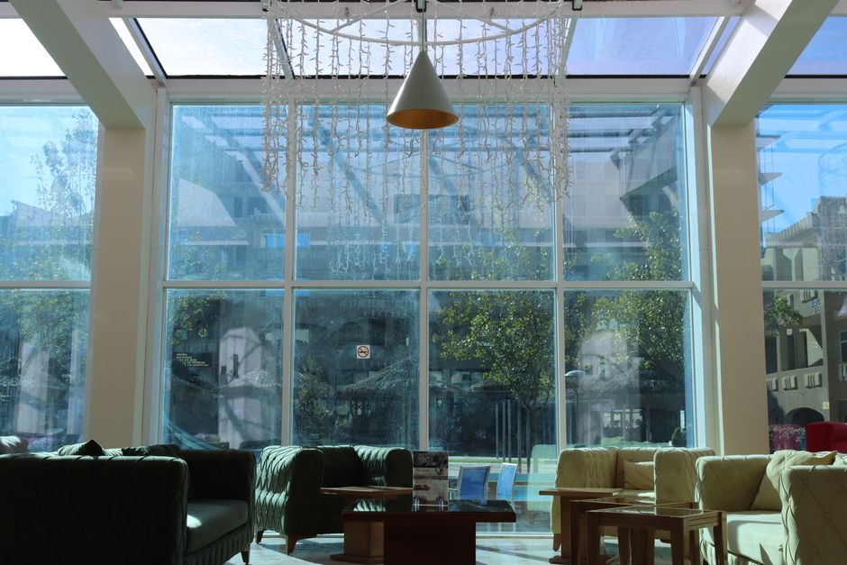 Espaço de lazer com piscina e área externa