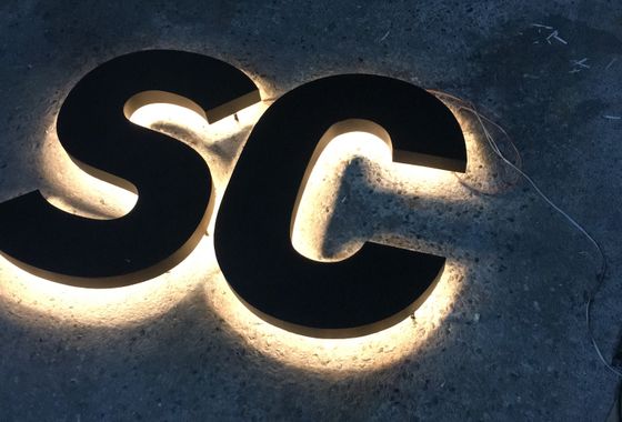 Illuminated halo-lit letters
