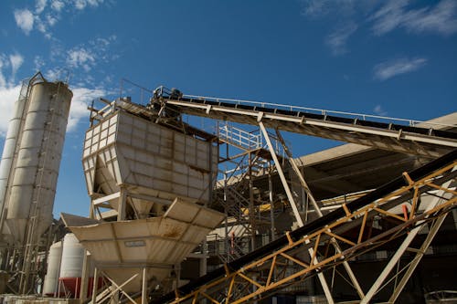 Usine De Ciment En Métal Blanc