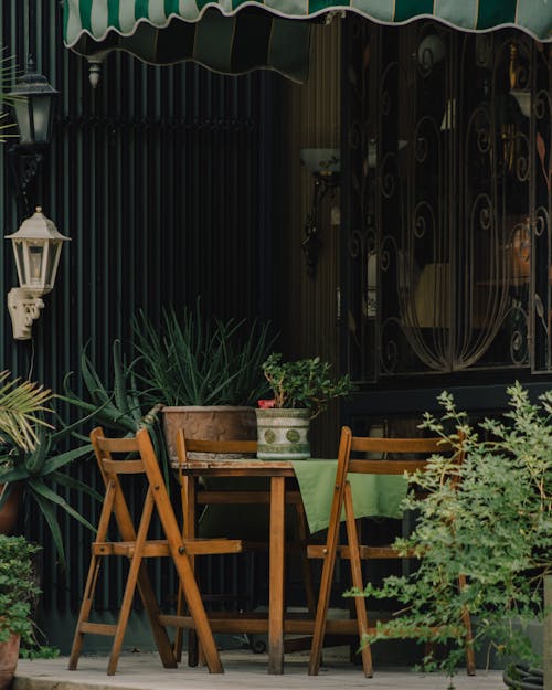 Fotos de stock gratuitas de cafetería, jardín, mesas de madera