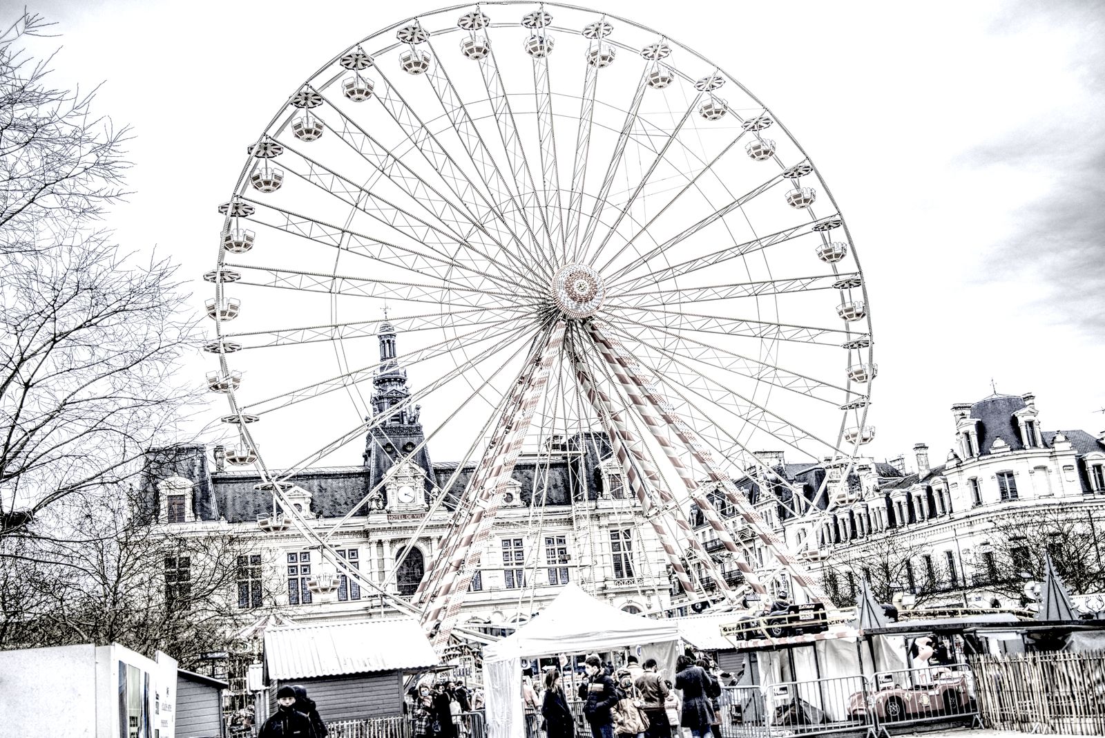 Grande roue du marché de Noël devant l'hôtel de ville de Poitiers