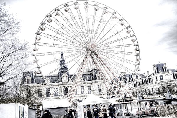Grande roue du marché de Noël devant l'hôtel de ville de Poitiers