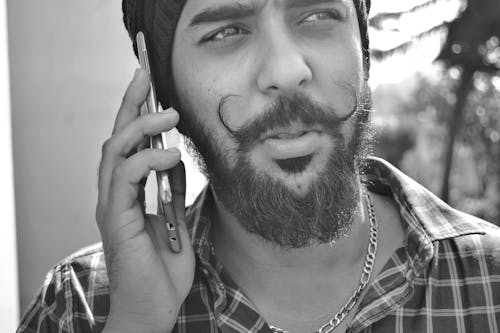 Foto De Retrato En Escala De Grises De Hombre Sujetando El Teléfono
