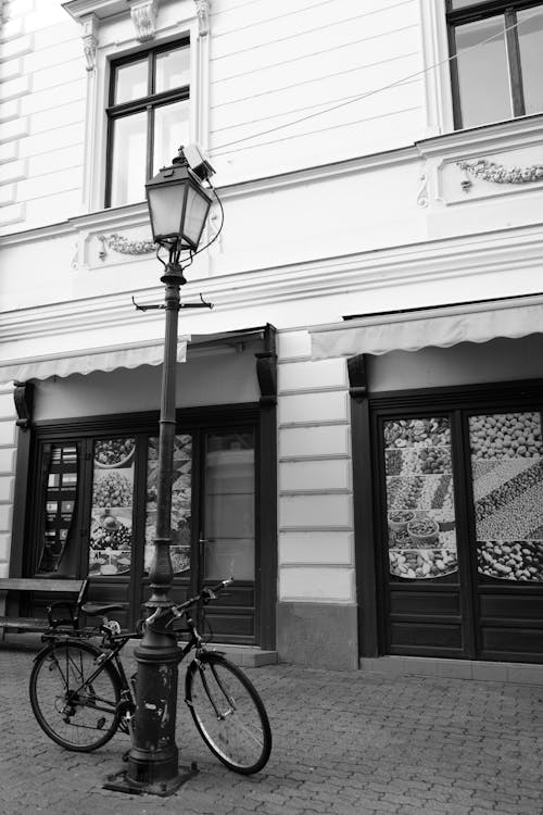 Fotos de stock gratuitas de bicicleta, blanco y negro, edificio