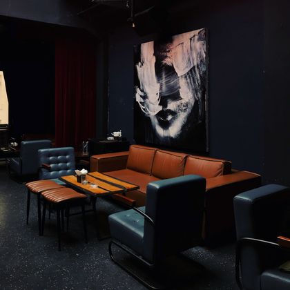 Dim lounge with tan leather sofas — photo by Sự Minh on Pexels