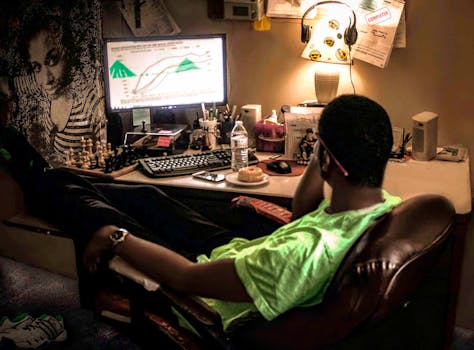 一名男子在配有电脑、台灯和国际象棋的舒适家庭办公室里放松身心，享受休闲时光