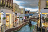 这是一家充满活力的室内购物中心，拥有威尼斯风格的运河，运河上配有贡多拉，两旁设有店面