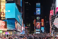 夜晚的时代广场热闹非凡，展示着纽约市明亮的广告牌和熙攘的人群