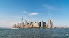 从哈德逊河上俯瞰，纽约市天际线与海滨的日间景色令人惊叹