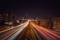 夜间长时间暴露的交通灯道充满活力，展现了城市的动感与活力