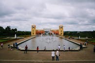 在库里提巴，人们可以在电线歌剧院享受一天，那里有充满活力的喷泉和郁郁葱葱的绿色植物