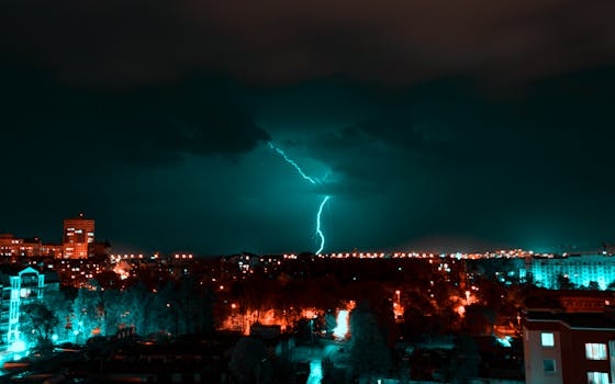 一道闪电划过天空，照亮了生动的夜间城市景观