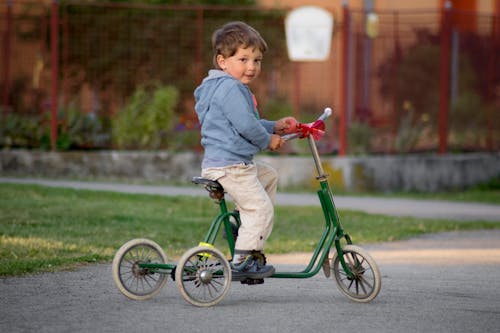 免費 男孩騎綠色自行車 圖庫相片