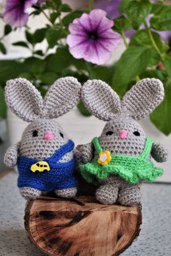 Pair of crochet bunnies on a wooden base, photo by Татьяна Контеева on Pexels