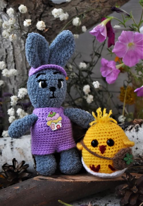 Free Colorful crochet toys in a natural setting surrounded by blooms. Stock Photo