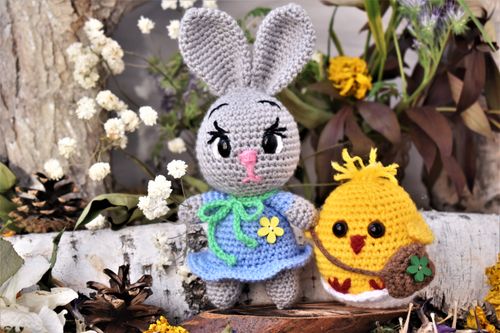 Free Beautiful handcrafted crochet bunny and chick amid natural floral decorations, perfect for spring decor. Stock Photo