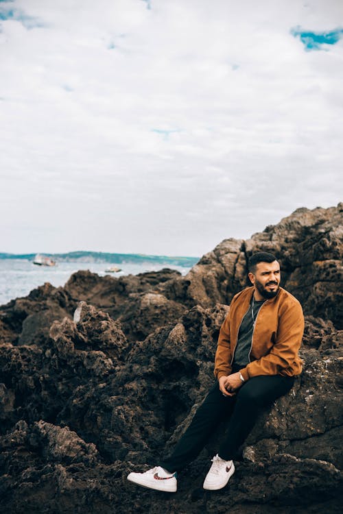 Foto profissional grátis de à beira-mar, barba, desviando o olhar