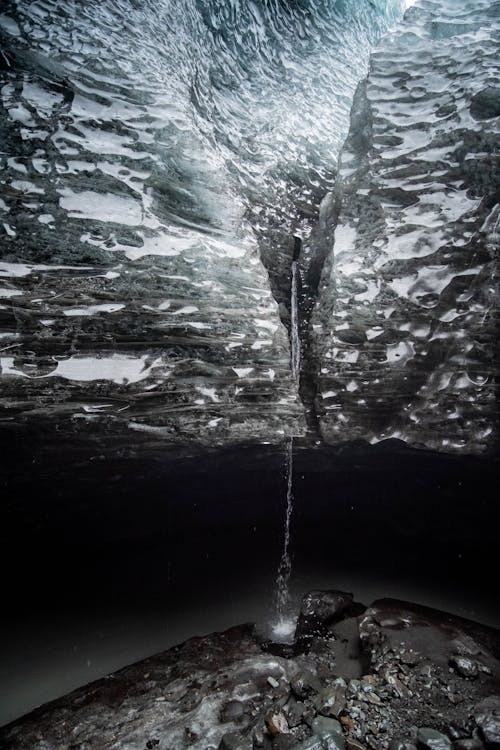 Darmowe zdjęcie z galerii z islandia, jaskinia lodowa, pionowy strzał