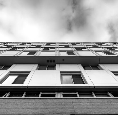 Photos gratuites de contre-plongée, échelle des gris, extérieur de bâtiment