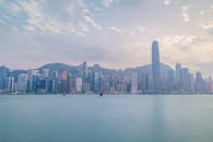 从维多利亚港俯瞰，白天香港天际线的景色壮丽