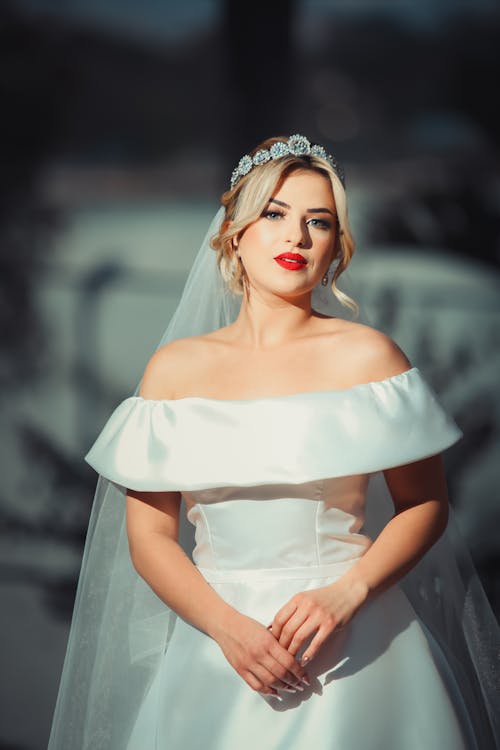 Безкоштовне стокове фото на тему «біла сукня, вертикальні постріл, весілля»