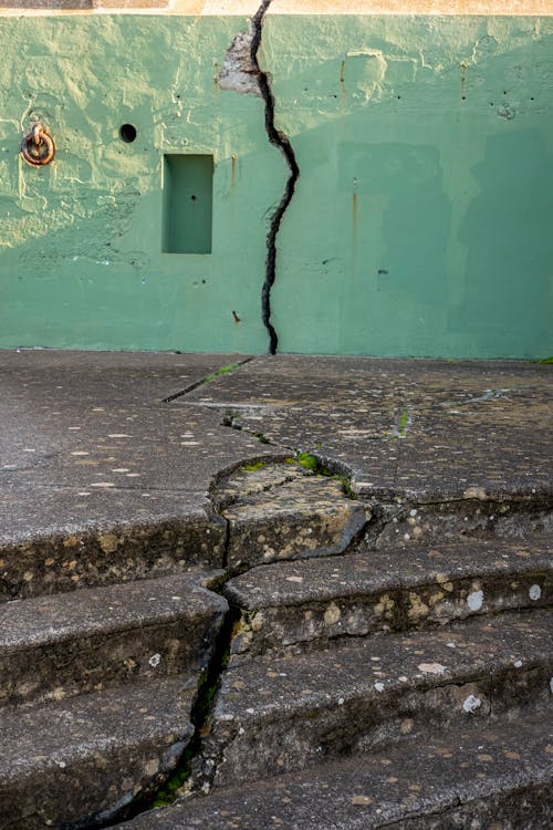 Free Big Cracks on the Wall and Ground  Stock Photo