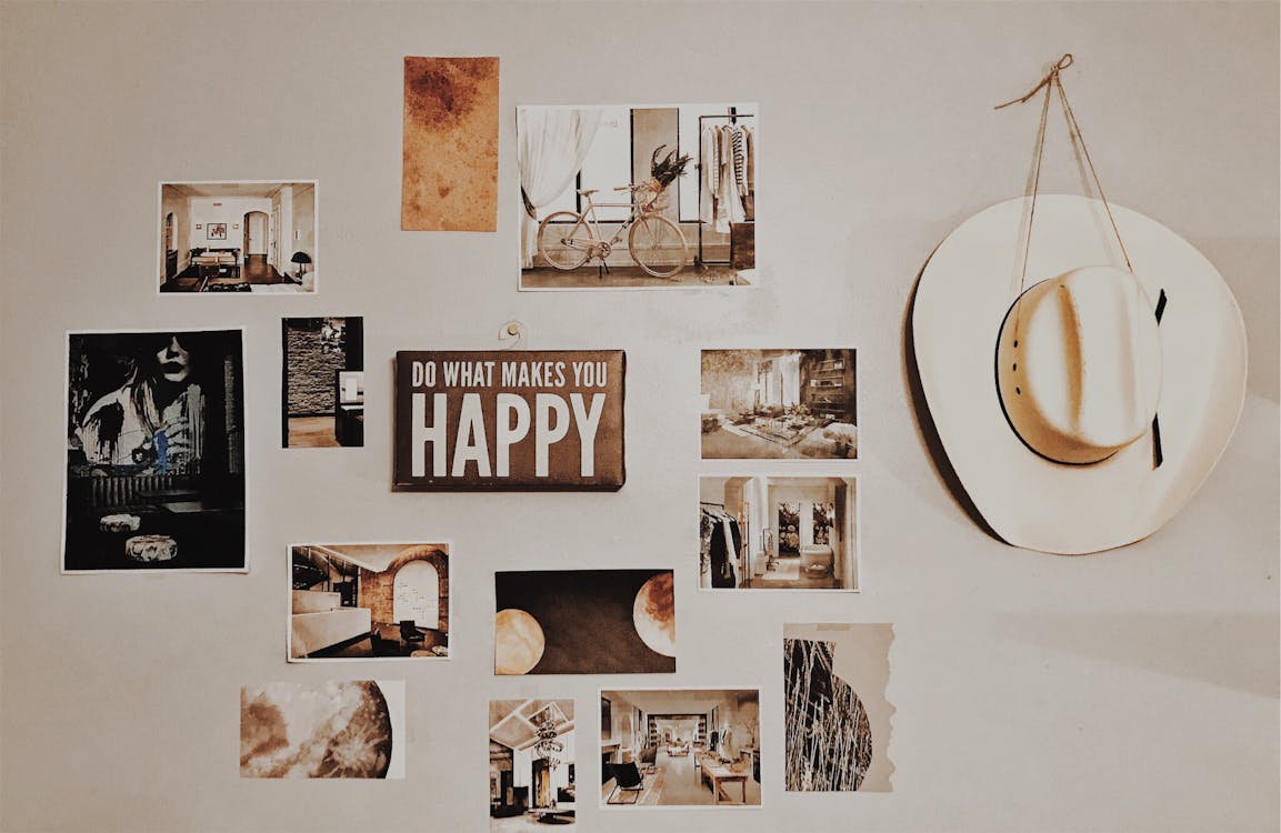 무료 벽에 걸린 갈색과 흰색 액자 사진 스톡 사진