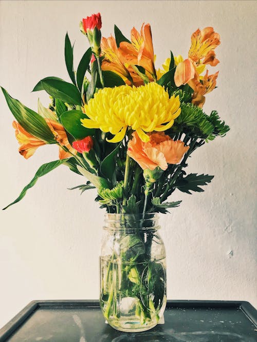 Желтые мамы, оранжевые перуанские лилии и цветочная композиция из гвоздик