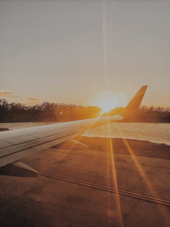 Foto Da Asa Do Avião Durante A Golden Hour