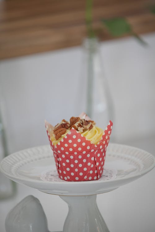 Cupcake Amarelo E Marrom Na Placa De Cerâmica Redonda Branca