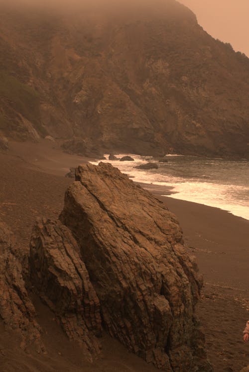 deniz kıyısı, dikey atış, kaya oluşumu içeren Ücretsiz stok fotoğraf