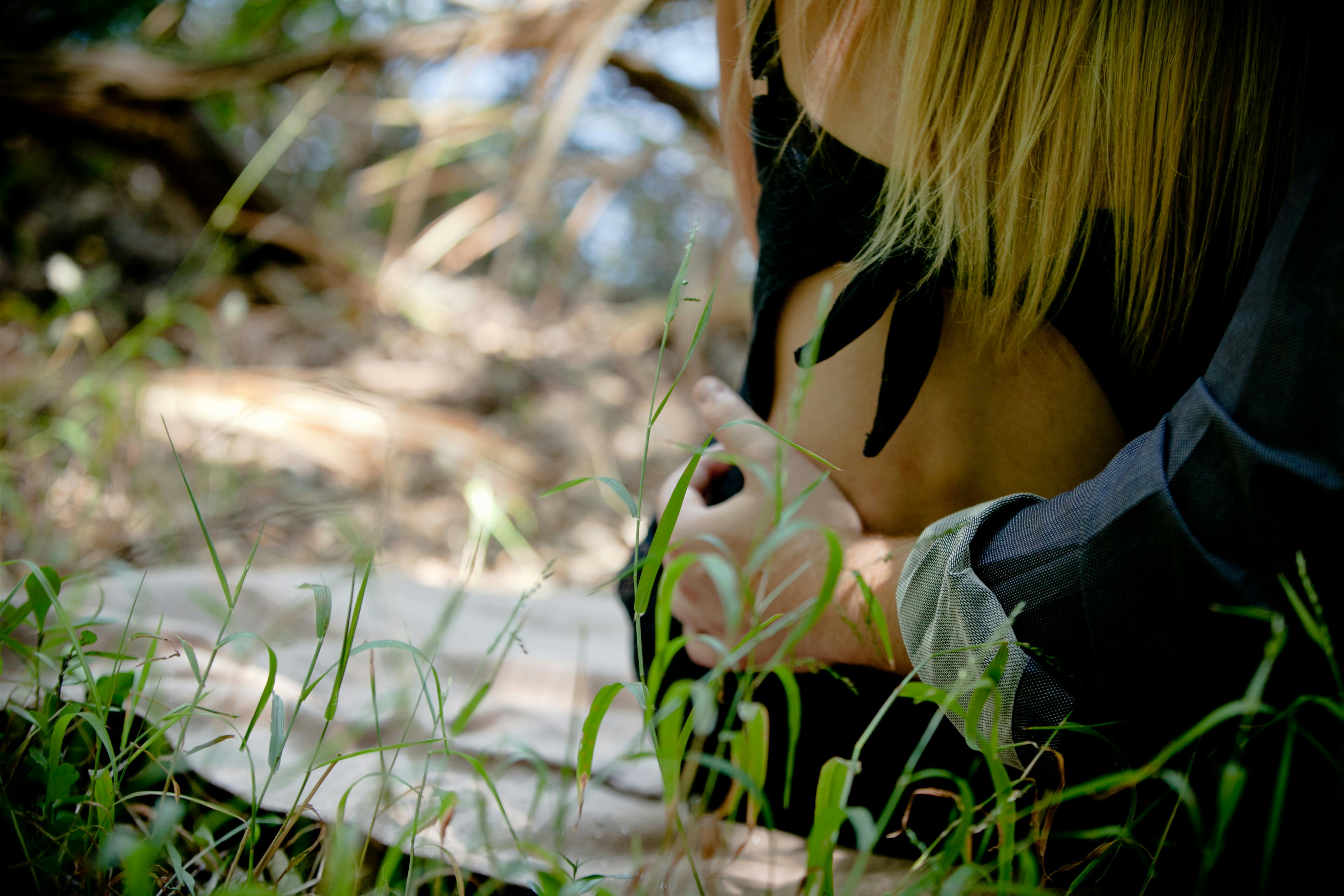 一对夫妇躺在草地上，在大自然中分享亲密时刻的特写