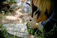 特写镜头中，一对夫妇躺在户外的草地上，分享着亲密的时刻