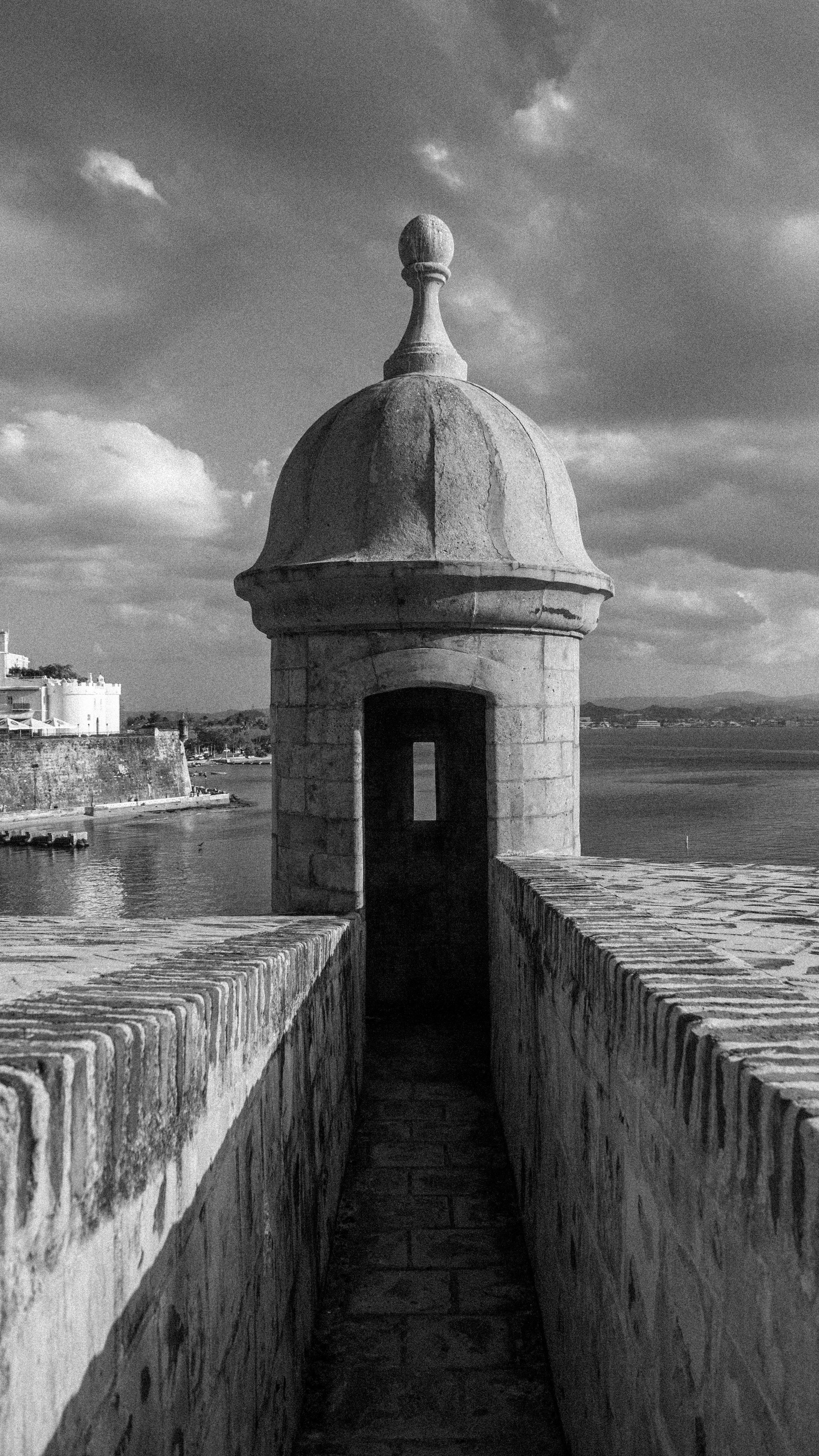 Black-and-white photo of a historic fort overlooking the sea in Old San Juan, Puerto Rico.