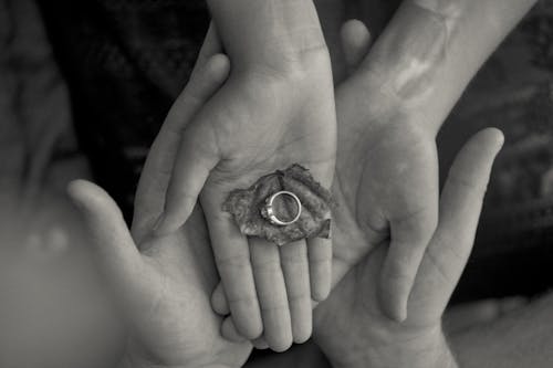 Foto d'estoc gratuïta de amor, anell, blanc i negre