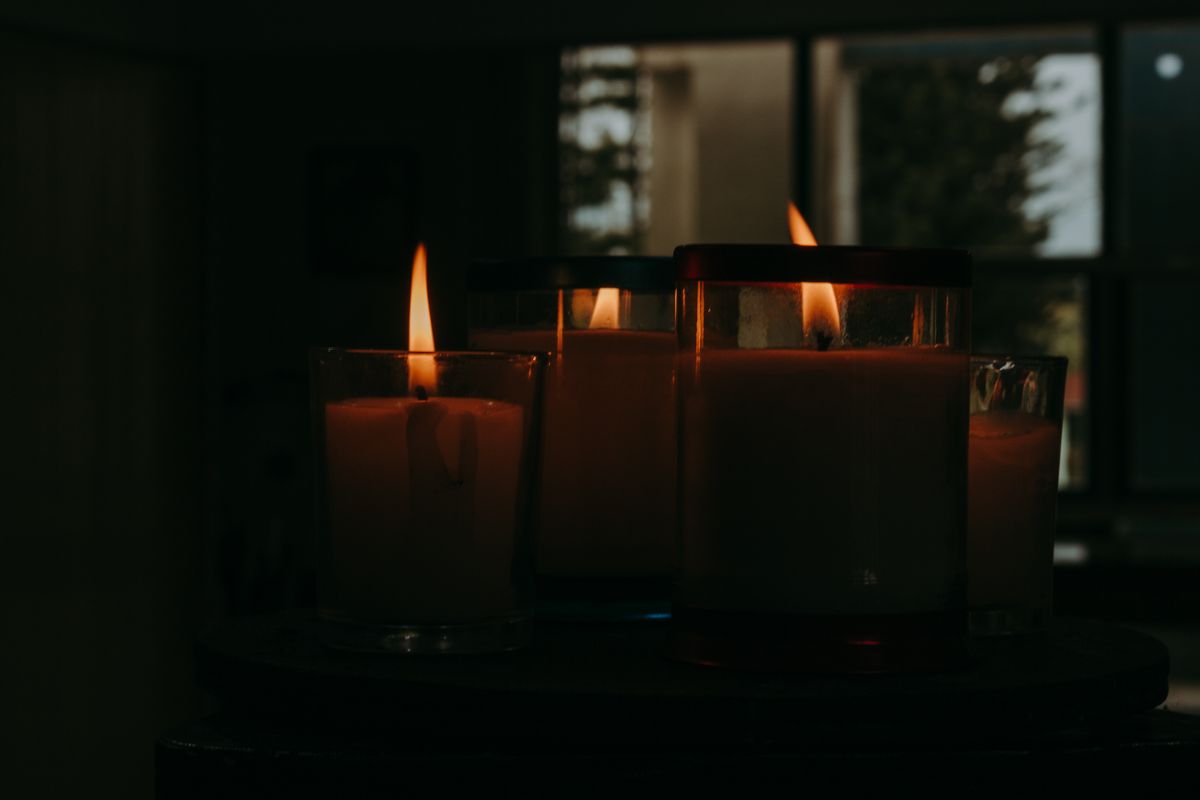 Apagón eléctrico en casa — kit de emergencia con velas, linterna y powerbank para corte de luz