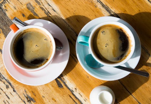 兩杯咖啡的平躺攝影