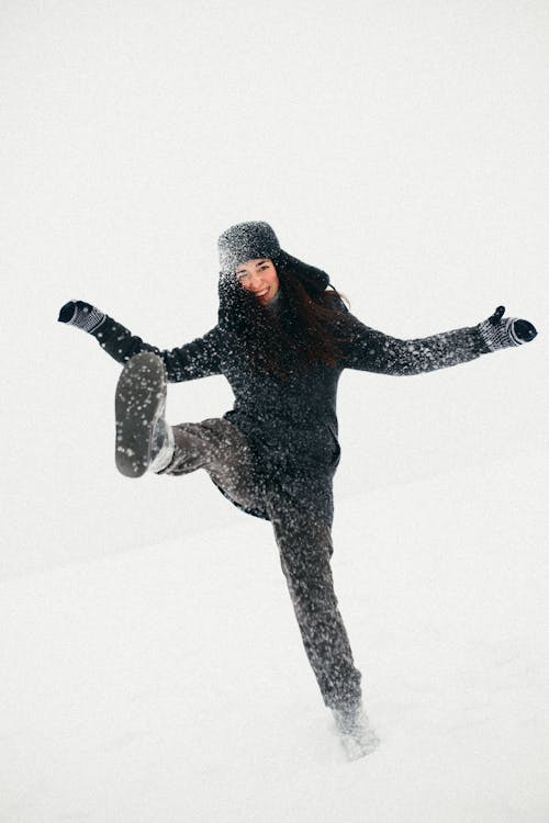 Foto profissional grátis de alegre, brincalhão, com frio