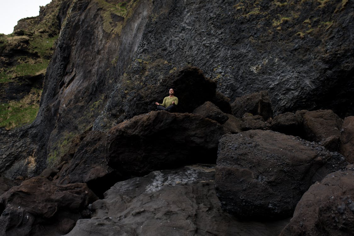 免费 冥想在岩石上的人的照片 素材图片