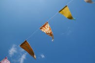 晴朗的蓝天下，彩旗飘扬，充满活力，非常适合节日庆祝活动