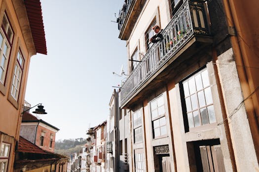 葡萄牙波尔图拥有风景优美的城市景观，传统建筑和阳光明媚的小巷点缀其间