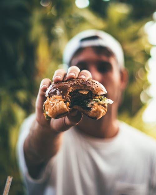 Foto Person Holding Burger