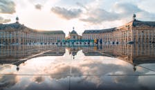 法国波尔多交易所广场上，日落倒影令人惊叹，映衬出历史悠久的建筑