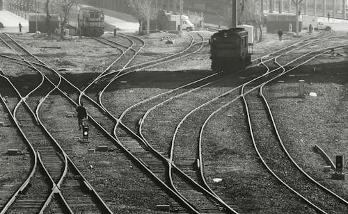 Ücretsiz Demir yolu rayları, demiryolu rayları, gri tonlama içeren Ücretsiz stok fotoğraf Stok Fotoğraflar
